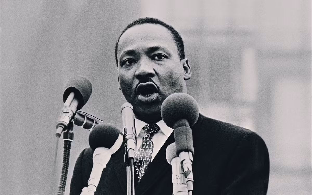 Martin Luther King: Ông là nhà hoạt động nhân quyền nổi tiếng người Mỹ gốc Phi, một trong những nhà lãnh đạo có ảnh hưởng lớn nhất trong lịch sử Mỹ cũng như lịch sử đương đại thế giới, được trao giải Nobel Hoà bình năm 1964. Martin Luther King được nhiều người trên khắp hành tinh ngưỡng mộ như một anh hùng, nhà kiến tạo hoà bình và thánh tử đạo. Ông lãnh đạo các phong trào đấu tranh đòi bình đẳng cho người da màu, công nhân trong các nhà máy và nhiều đối tượng khác trong xã hội.