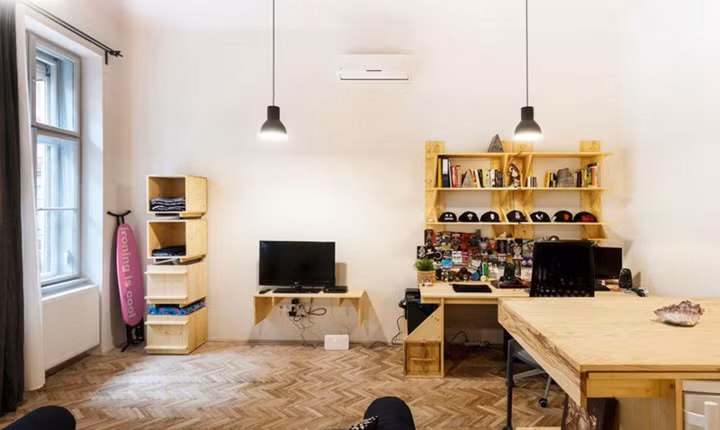 Ngôi nhà được thiết kế có những khu chức năng khác nhau như nơi làm việc hoặc bậc thang bằng gỗ dẫn đến nơi ngủ.