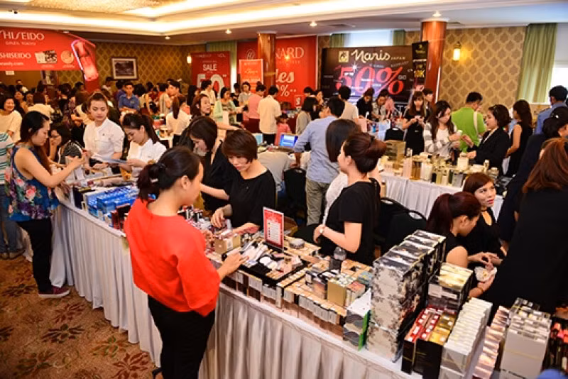 Cuối năm là dịp các thương hiệu mỹ phẩm giảm giá lớn.