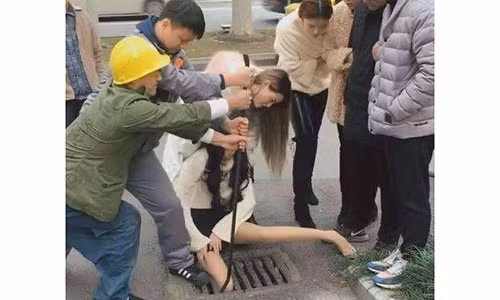 Phải nhờ tới sự giúp đỡ của hai người đàn ông, cô gái mới thoát được khỏi rắc rối. Ảnh: East Day News.