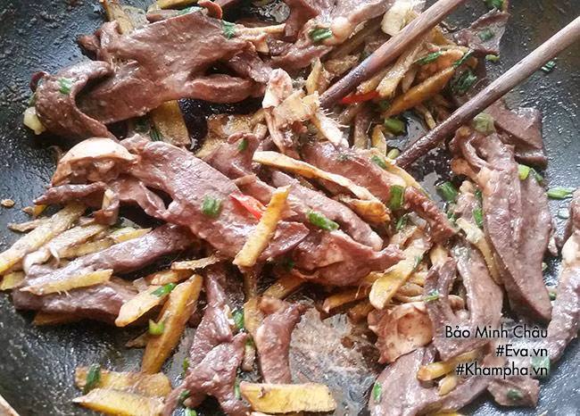 Bước 5: Để chảo tim lợn rang gừng sôi lên rồi hạ lửa nhỏ. Đun trên bếp khi tim chuyển màu. Nêm nếm gia vị cho vừa miệng. Khi thấy nước trong chảo cạn, sánh thì cho hành hoa, ớt thái nhỏ vào. Cho nốt phần gừng còn lại vào chảo, đảo đều 1 vài lần rồi tắt bếp.