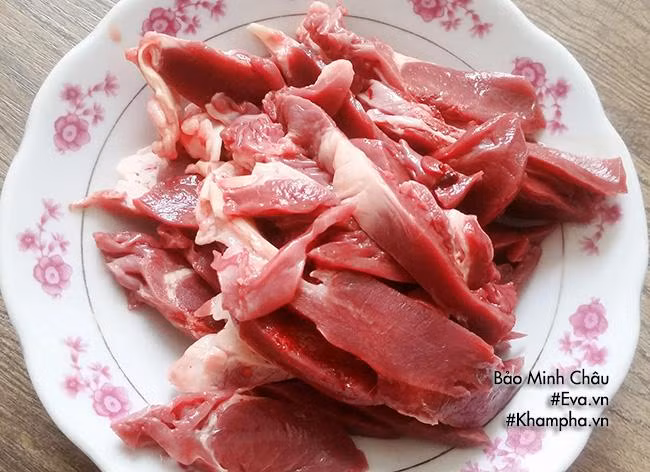 PHẦN 2: Cách làm tim lợn rang gừng Bước 1: Tim lợn rửa sạch, để ráo rồi thái miếng vừa ăn, ướp cùng chút gia vị cho ngấm.