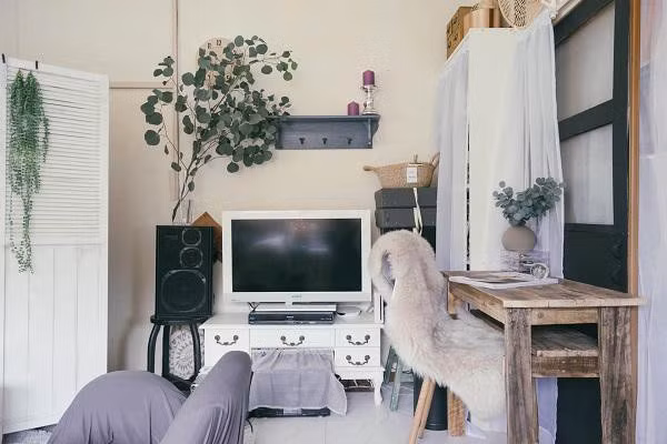 Nhỏ nhưng vẫn đầy đủ tiện nghi và mang yếu tố giải trí cho gia chủ, căn phòng của cô nàng người Nhật đầy đủ bộ ti vi, loa và thậm chí cả ghế salon nhỏ để cô nàng ngồi thư giãn xem truyền hình sau phút giây làm việc căng thẳng.