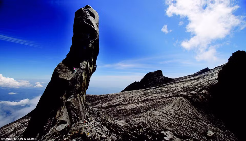 Kinabalu, Malaysia: Donkey Ear là nơi có những tuyến đường vách đá đẹp nhất của Kinabalu. Caroline và James nói rằng Kinabalu là một thế giới tĩnh lặng và đòi hỏi sự kiên nhẫn. Thời tiết ở đây lạnh và các nhà thám hiểm cần tận dụng khoảng thời gian có mặt trời để chinh phục những tuyến đường của mình.