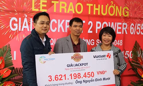 Không chỉ công khai danh tính, ông Mười còn quyết định không đeo mặt nạ khi nhận giải.