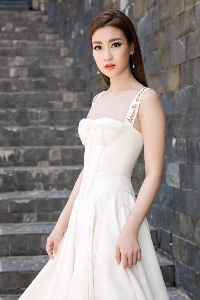 Hoa hậu Đỗ Mỹ Linh cũng thường xuyên mắc lỗi kiểu trang phục như thế này. Cô ưa chuộng diện đầm cúp ngực nhưng vô tình lộ nhược điểm vòng 1.