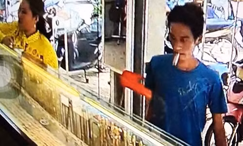 Camera ghi hinh chu tiem vang bi ga trai cam dao de doa