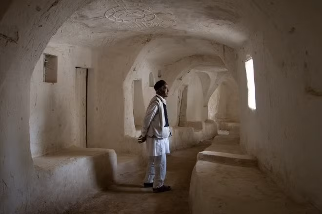 Căn nhà làm từ bùn và thân cây cọ của người dân ở Ghudamis. Các ngôi nhà hình mái vòm và che chắn cẩn thận giúp người dân trụ được trong thời tiết khắc nghiệt ở Libya khi ban ngày rất nóng và ban đêm rất lạnh.
