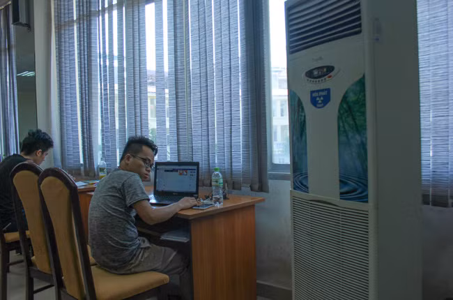 Bạn Chu Văn Minh - sinh viên vừa tốt nghiệp trường Học viện Báo chí và Tuyên truyền đã tránh nóng tại thư viện được gần một tuần nay.