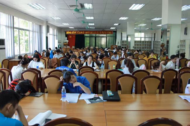 Tại thư viện thuộc trường Học viện Báo chí và Tuyên truyền, có khá đông các bạn sinh viên tìm đến để ôn thi, tránh cái nắng nóng của nhà trọ.