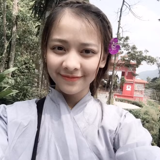 Oanh cho hay khoảnh khắc trên được chụp tại lễ bế giảng ở trường THPT Dân tộc nội trú Nghệ An. 9X cho hay đó là lúc cô vừa vui vừa buồn khi lần cuối cùng được nhận giấy khen trong đời học sinh.