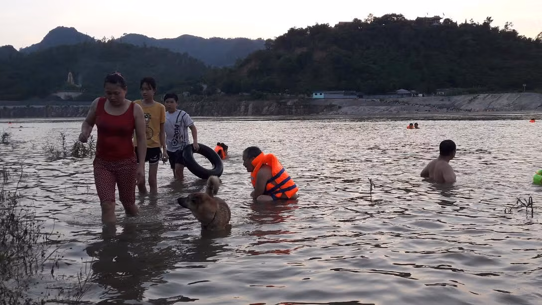 Chị Hoàng Thị Ân, cư dân tổ 6 phường Phương Lâm bình luận: "Nếu cứ nắng nóng kéo dài thế này, có lẽ mấy hôm nữa bãi cát này thật sự trở thành bãi tắm đông đúc".