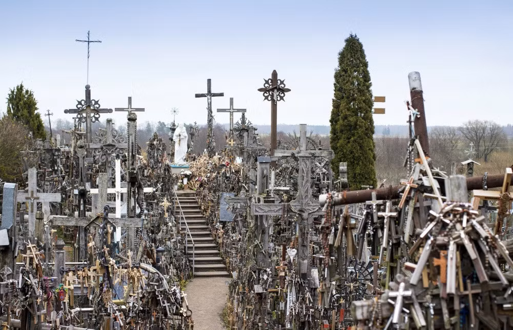 Ngọn đồi Thánh giá (Kryziu kalnas), Lithuania: Ngọn đồi Thánh giá gợi nhắc về một nghĩa trang cũ, là nơi hành hương của người Công giáo. Mọi người tin rằng nếu để lại đây một cây thánh giá thì mong muốn của họ sẽ được hoàn thành. Theo truyền thuyết, người đầu tiên cắm thánh giá lên đồi là một nông dân có con gái ốm nặng. Sau khi cô bé nhanh chóng hồi phục, những chiếc thánh giá mới xuất hiện.