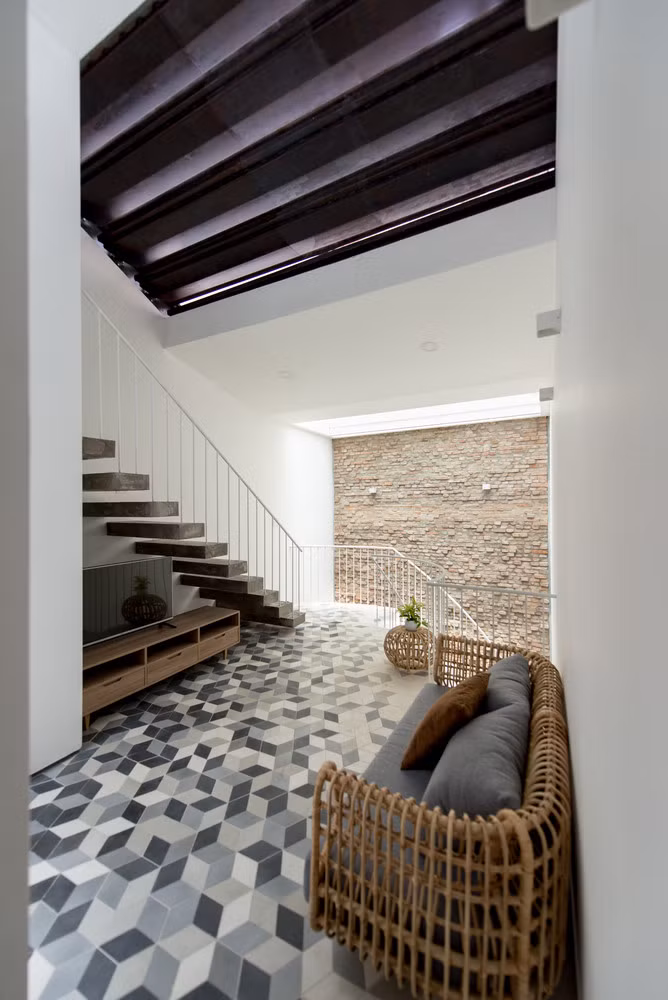 Nhờ giếng trời lớn, thông suốt nên toàn bộ các tầng nhà đều đón được ánh sáng tự nhiên.