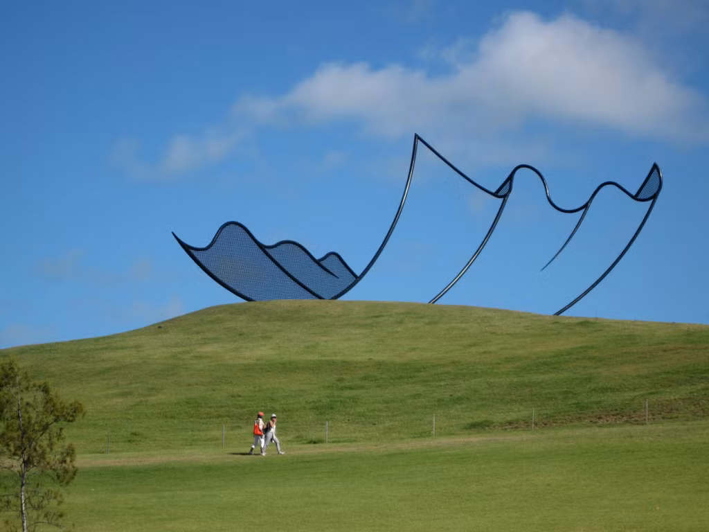 Tác phẩm giống như một tờ giấy mỏng này đặt ở Kaipara, New Zealand. Neil Dawson tạo ra các tác phẩm điêu khắc khiến người xem tin rằng chúng là một bản vẽ trong phim hoạt hình. Ảnh: Anatomiederform.com.