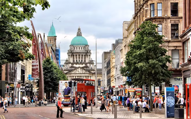 3- Ireland Ngay cả khi nằm ngay sát nước Anh, quốc gia có khả năng tham gia chiến tranh thế giới nhất, Ireland có xu hướng về chính sách đối ngoại hoàn toàn độc lập và do đó, không phải là thành viên của Tổ chức Hiệp ước Bắc Đại Tây Dương NATO, thêm vào đó, Ireland có một thái độ quân sự trung lập kiên định và lâu dài. Ireland cũng không có bất kỳ quan hệ chặt chẽ nào với các nước tiềm năng tham gia Chiến tranh thế giới khác. Theo chính sách của quốc gia này, nếu họ buộc phải tham gia vào bất kỳ cuộc xung đột quân sự nào ngoài lãnh thổ, họ sẽ cần sự chấp thuận của chính phủ và cơ quan lập pháp Ireland, cũng như của tổ chức Liên Hiệp Quốc. Đó quả thật là một bước đi tinh ranh, nhưng cũng là một chính sách trung lập thông minh!
