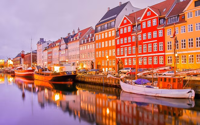 5- Greenland (Đan Mạch) Đan Mạch là một nước nằm trong Liên minh châu Âu EU cũng như Tổ chức Hiệp ước Bắc Đại Tây Dương NATO. Vì thế, thực tế là quốc gia này sẽ vô cùng bị ảnh hưởng nếu một cuộc chiến tranh bùng nổ hướng về phía Châu Âu, mà chắc chắn đó là điều sẽ xảy ra. Nhưng tình hình chiến sự chưa chắc đã ảnh hưởng được đến Greenland, một quốc gia thành viên tự trị và cũng là một hòn đảo lớn thuộc lãnh thổ Đan Mạch. Giống như những quốc đảo khác trong danh sách này, Greenland có vị trí địa lý xa xôi tách biệt, không có liên kết chính trị với địa hình núi cao hiểm trở. Greenland có tất cả những điều kiện giúp cho việc trú ẩn và sống sót qua cuộc chiến tranh của cư dân trên đảo dễ dàng hơn nếu chẳng may quốc gia này có bị tấn công.