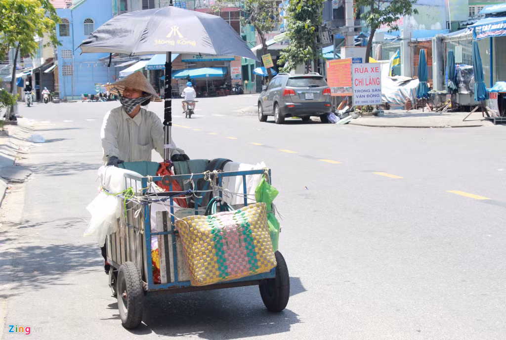 Trên những con phố như Lê Duẩn, Hùng Vương, Bạch Đằng... Zing.vn vẫn bắt gặp nhiều người dân vẫn phải mưu sinh dưới tiết trời nắng nóng hơn 40 độ C.