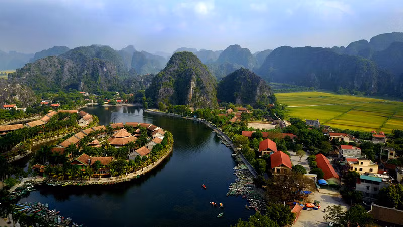 Bến đò Tam Cốc lộng lẫy trong nắng sớm.