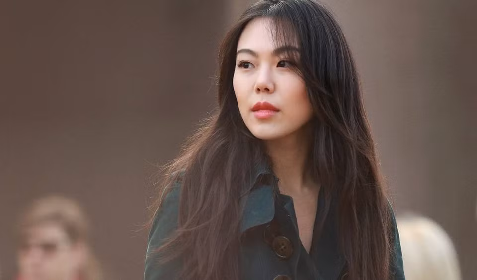 Kim Min Hee: "Nàng thơ" của The Handmaiden trở thành ngôi sao bị ghét bỏ nhất Hàn Quốc vì trở thành người phá vỡ hạnh phúc gia đình đạo diễn hơn cô 21 tuổi. Sau khi công khai cuộc tình với đạo diễn Hong Sang Soo, sự nghiệp của Kim Min Hee cũng thăng tiếng không ngừng. Chiến thắng ở hạng mục Nữ diễn viên xuất sắc nhất tại giải thưởng Rồng xanh 2016 cũng như tại Liên hoan phim quốc tế Berlin chính là mốc son trong sự nghiệp của người đẹp tai tiếng này.