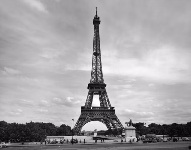 Du khách luôn đổ xô đến khung cảnh quen thuộc này. Trong năm 1960, tháp Eiffel đã đón 1.735.230 lượt khách.