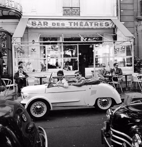 Người mẫu Pháp Suzette Clairy cùng bạn trai trên xe Reyonnah, năm 1955. Chiếc xe nhỏ gọn này phù hợp với không gian đậu xe chật chội.
