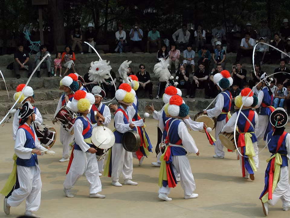 Nori Madang (Seoul): Đây là nhà hát ngoài trời với sức chứa 2.500 người. Du khách sẽ được hiểu thêm về nền văn hóa Hàn Quốc sau khi theo dõi các màn biểu diễn. Thông qua mỗi màn trình diễn, các vũ công và ca sĩ thể hiện niềm tự hào đối với lịch sử đất nước.