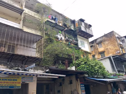 "Chuồng cọp" gá tạm nhoi mình vươn ra ngoài.