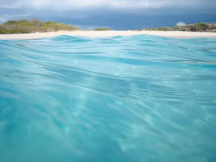 Bãi biển Owali ở Kalaoa, Hawaii. Khách du lịch muốn tận hưởng bãi biển lấp lánh tuyệt đẹp này phải chịu khó leo qua những tảng đá tạo nên bởi dung nham trong quá khứ.