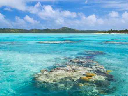Đầm Aitutaki, quần đảo Cook. Nước trong suốt tại Aitutaki làm cho nó trở thành một điểm đến tuyệt vời cho du khách thích lặn biển.