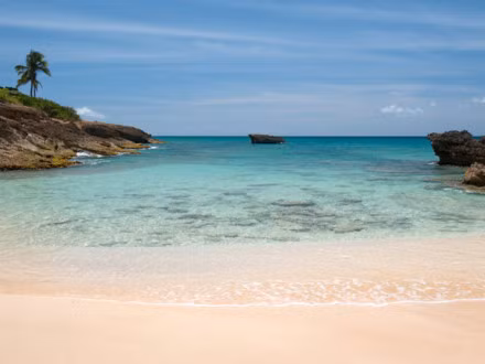 Vịnh Shoal, Anguilla, Caribbe nổi tiếng với du khách thích lặn biển và còn có những quán cà phê và quán bar siêu đẹp.