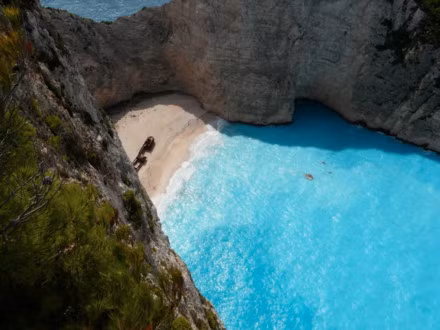 Vịnh Navagio, Zakynthos, Hy Lạp chỉ có thể đến được bằng cách đi thuyền. Nơi đây cũng là một trong những địa điểm quay và làm nên câu chuyện tình yêu của hai nhân vật chính trong bộ phim "Hậu duệ mặt trời".