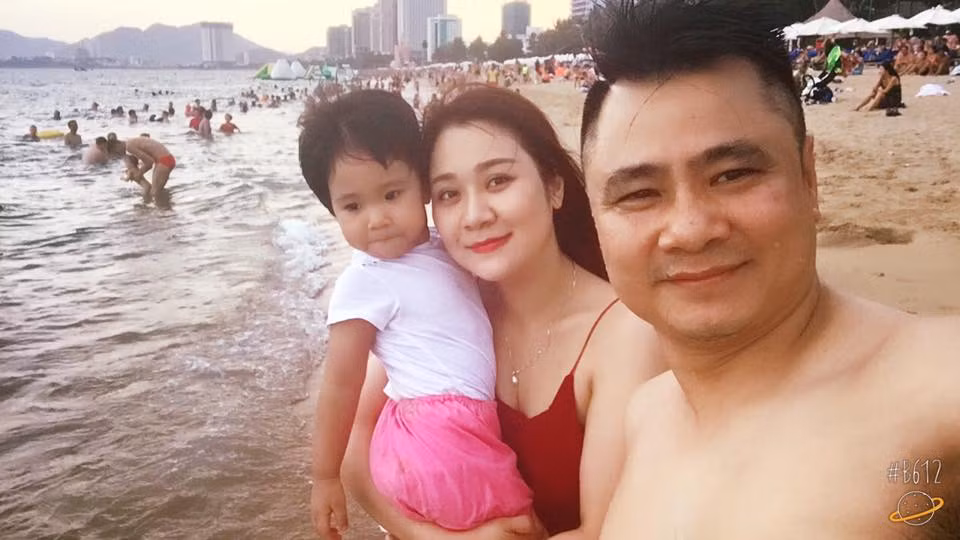 Trên trang cá nhân của mình, danh hài Tự Long vừa đăng tải hình ảnh về chuyến nghỉ mát của gia đình, danh hài chụp ảnh selfie với vợ và con gái bên bờ biển. Ngay lập tức, có rất đông fan của anh vào khen ngợi bức ảnh gia đình hạnh phúc và dành nhiều lời ngưỡng mộ nhan sắc mặn mà "gái một con" của Minh Nguyệt - bà xã Tự Long.