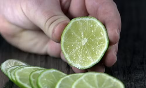 Vắt chanh vào mắt là một hành động vô cùng nguy hiểm vì trong chanh có chứa acid citric. Ảnh minh họa