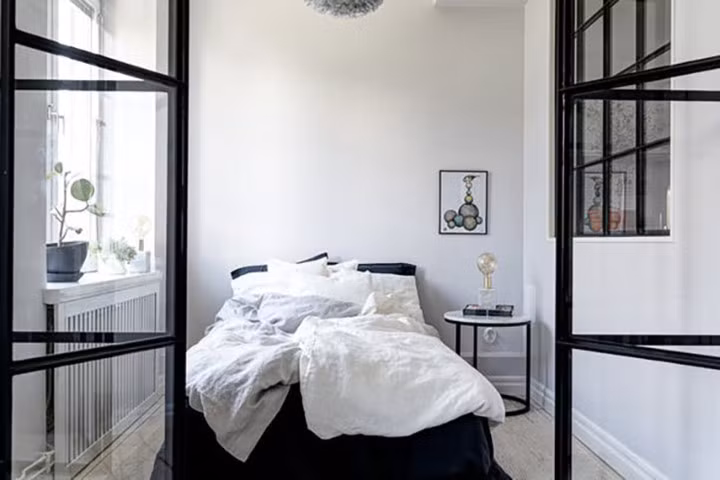 Với diện tích nhỏ thì phòng ngủ được ngăn cách bằng các tấm kính là một giải pháp đơn giản nhưng tạo hiệu ứng ánh sáng tuyệt vời mà không hề phá vỡ cấu trúc căn hộ.