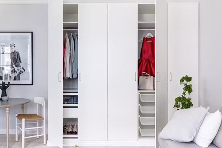 Trong phòng khách, một tủ quần áo được lắp đặt, cung cấp nơi lưu trữ đồ dùng cho chủ nhân.