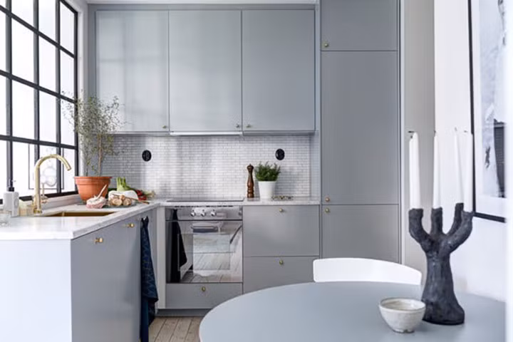Nhà bếp tuy nhỏ nhưng đầy đủ nội thất. Các tủ bếp dọc theo trần nhà có thể chứa đựng khá nhiều đồ dùng cần thiết.