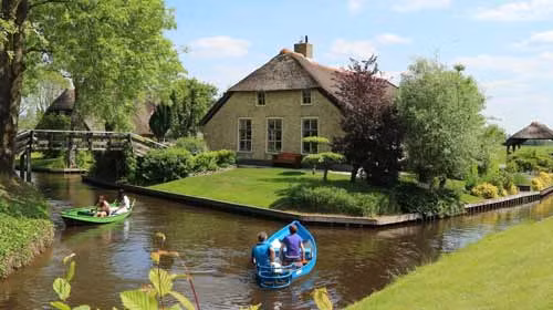 Thật ra, Giethoorn trở nên nổi tiếng trong nước, đặc biệt từ sau năm 1958, khi Bert Haanstra - nhà làm phim người Hà Lan sử dụng khung cảnh ngôi làng làm bối cảnh cho bộ phim nổi tiếng mang tên "Fanfare" - bộ phim đã được hàng triệu người xem trong nửa thế kỷ qua. Kể từ khi bộ phim được công chiếu, du khách kéo đến thăm Gierhoorn ngày một đông hơn và ngôi làng hẻo lánh càng ngày càng trở nên nổi tiếng.