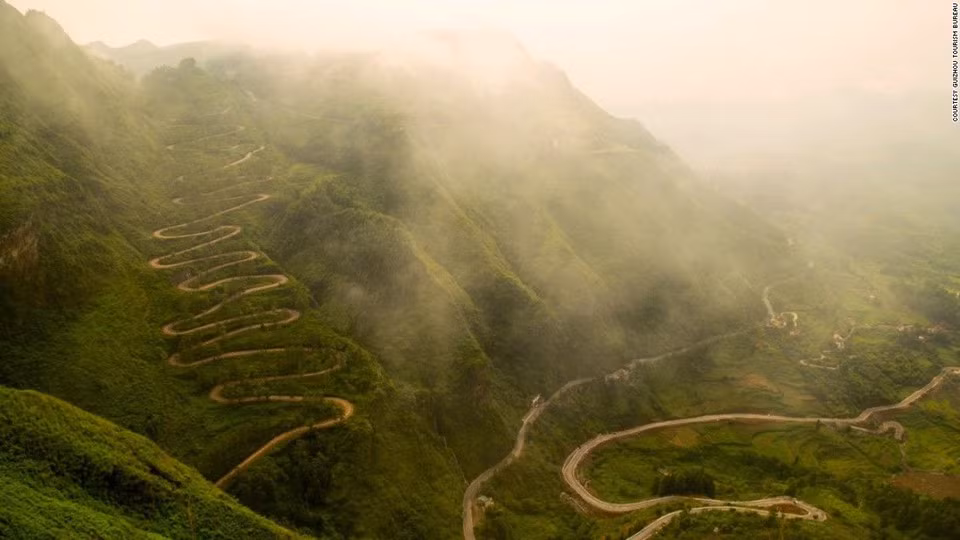 Khi chiến tranh kết thúc, chính phủ Trung Quốc đã cho mở một con đường mới với ít khúc cua nguy hiểm hơn vào năm 1954 để thay thế cho tuyến đường này, nên nó ít được sử dụng và dần rơi vào quên lãng trong suốt nhiều thập kỷ. Ảnh: Quizhou Tourism Eureau.