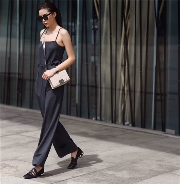 Nhìn đơn giản thế này nhưng từ trang phục cho tới phụ kiện mà Kỳ Duyên khoác lên người đều có giá trị không hề nhỏ.