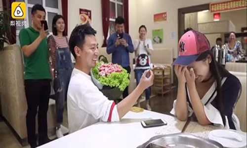 Cau hon ban gai bang hoa... thit