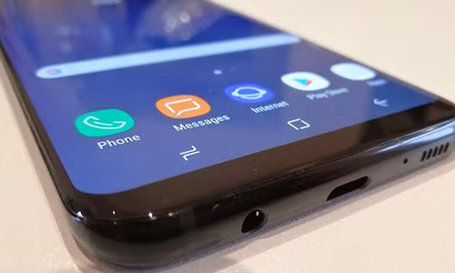 Galaxy S9 được tin sẽ vẫn giữ lại jack tai nghe 3,5mm như thiết bị tiền nhiệm - Galaxy S8. Ảnh: Word Press Galaxy S9 được tin sẽ vẫn giữ lại jack tai nghe 3,5mm như thiết bị tiền nhiệm - Galaxy S8. Ảnh: Word Press