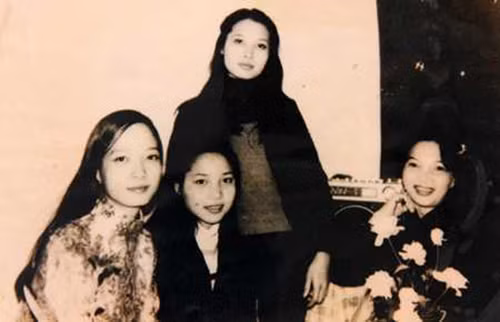 NSND Lê Khanh (ngoài cùng bên trái) trong bức ảnh chụp cùng gia đình. Thời thiếu nữ, chị bắt đầu để tóc dài.