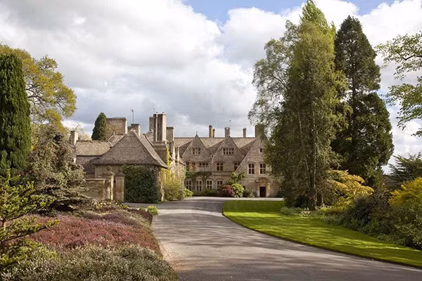 Biệt thự mới của gia đình David và Victoria Beckham nằm ở vùng Cotswolds, trung tâm miền Nam nước Anh. Căn biệt thự có tên Abbotswood Estate được đặt trong khuôn viên rộng đến hơn 3km2. Được biết đây là căn biệt thự ở nông thôn đắt đỏ nhất tại Anh hiện nay.
