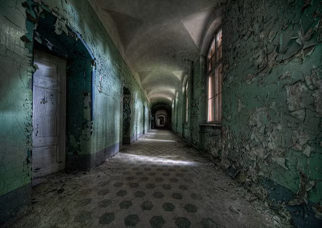 Bệnh viện quân y bỏ hoang, Beelitz-Heilstätten, Đức: Lịch sử của địa điểm này có thể sánh ngang với những bộ phim kinh dị nhất. Nơi đây từng là bệnh viện quân y với bệnh nhân bao gồm Adolf Hitler. Ngày nay, một số khu nhà của bệnh viện ở Beelitz-Heilstätten được sử dụng bởi trung tâm phục hồi thần kinh, nhưng các tòa nhà còn lại vẫn bị bỏ hoang. Địa điểm này trở thành nơi lý tưởng dành cho người thích khám phá, săn ma.