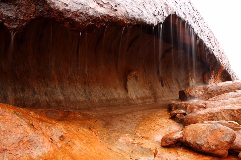 Khung cảnh dưới chân Uluru được tạo ra do dòng chảy của các mạch nước. Nhà chức trách cho biết thời hạn 2 năm trước khi cấm hoạt động leo núi tại Uluru được đưa ra là để những du khách đã lên kế hoạch thăm ngọn núi có thể hoàn thành nguyện vọng của họ. Đại diện người Anangu khẳng định sẽ có nhiều hoạt động được thiết kế giúp du khách khám phá vùng đất này thay vì treo lên đỉnh Uluru. Ảnh: Getty.