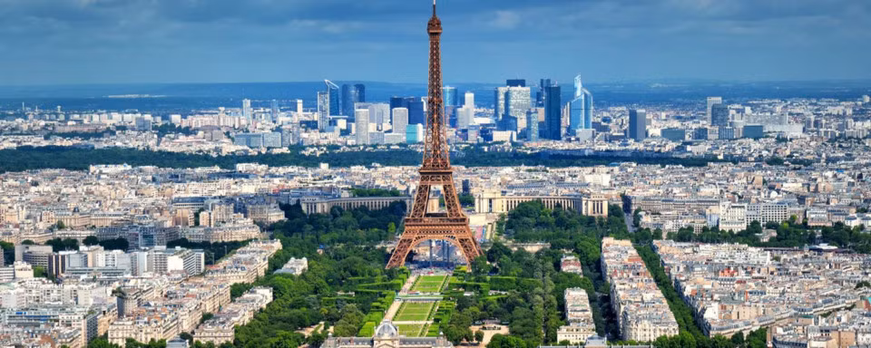 Paris, Pháp: Giá dịch vụ đắt là yếu tố khiến thành phố lãng mạn Paris nằm trong danh sách điểm đến được đánh giá cao hơn thực tế này. Ảnh: EV.