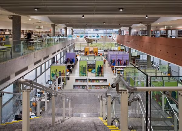 Thư viện Sao Paulo: Trung tâm lưu trữ sách này có tổng diện tích gần hơn 4.500 m2 và từng là một nhà tù. Với sự chuyển đổi ngoạn mục, công trình có không gian rộng rãi, bố cục được sắp xếp linh hoạt, nội thất đầy màu sắc.