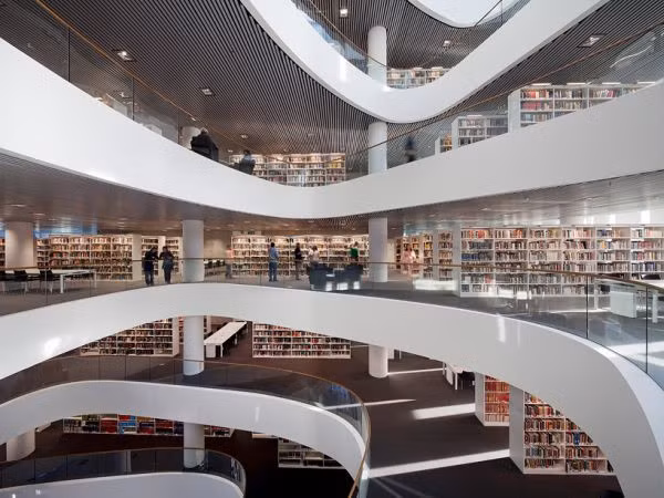 Thư viện mới của Đại học Aberdeen (Scotland) - trường đại học tiếng Anh lớn thứ năm thế giới - sở hữu bộ sưu tập 250.000 cuốn sách và bản thảo. Cơ sở này rộng 15.000 m2 với 1.200 không gian đọc và một phòng lưu trữ những cuốn sách hiếm.