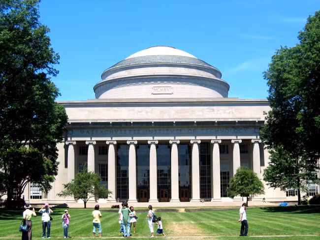 Viện Công nghệ Massachusetts có tỷ lệ chấp nhận ứng viên là 7,1%. Trường đại học nổi tiếng với các hoạt động nghiên cứu và giáo dục trong các ngành khoa học, công nghệ.